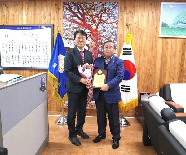 장시원 군의장(왼쪽)과 김정희 울진군의회 의원