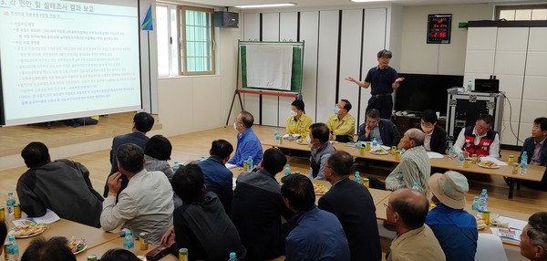왕피리주민자치협의회 허남효 총무(서 있는 사람)가 안건에 대해 설명했다