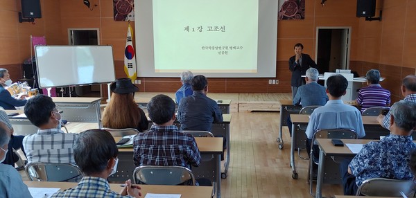 지난 7월 7일 한국학중앙연구원 신종원 박사가 ‘단군신화의 이해 방법’이라는 주제로 첫 강연했다.