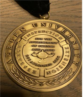 오번대학교에서 석좌교수 임명식때 받은 메달