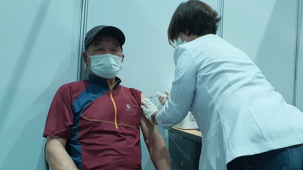 울진군민체육관에 마련된 코로나19 예방접종센터에서 울진읍 읍남리 A모씨가 예방접종을 받고 있다.
